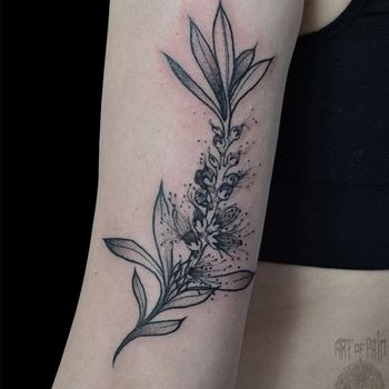 Татуировка женская графика на руке растение с цветами