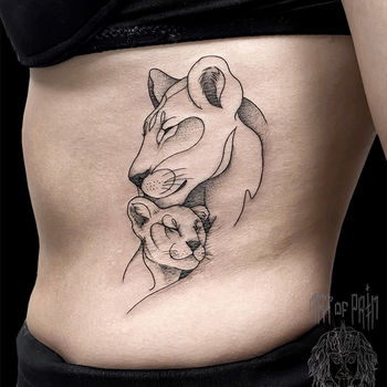 Татуировка женская графика на боку львица со львенком