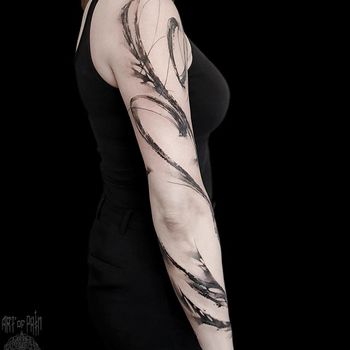 Татуировка женская графика на руке узоры