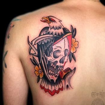 Татуировка мужская олд скул на лопатке череп и орел
