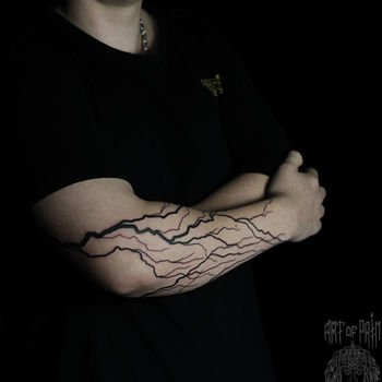 Татуировка мужская графика на руке молния 