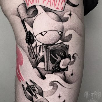 Татуировка мужская дотворк на бедре Марвин «Don't Panic»