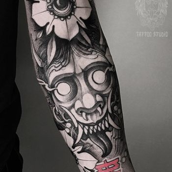 Татуировка мужская дотворк на предплечье маска Ханья