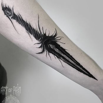 Татуировка мужская black&grey на предплечье нож