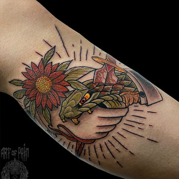 Татуировка женская олд скул на голени змея, рука 