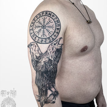 Татуировка мужская графика на плече вороны