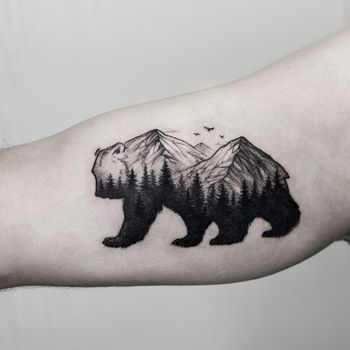 Татуировка мужская графика на руке медведь