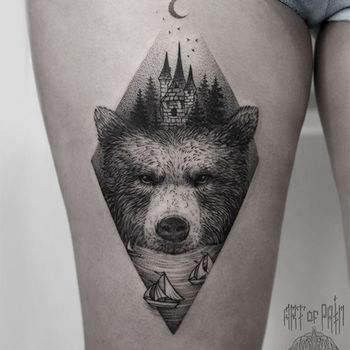 Татуировка женская графика на бедре медведь, пейзаж