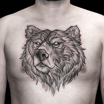 Татуировка мужская графика на груди медведь