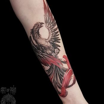 Татуировка женская фентези на предплечье феникс с красными перьями