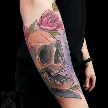 Татуировка мужская нью-скул на предплечье череп и розы