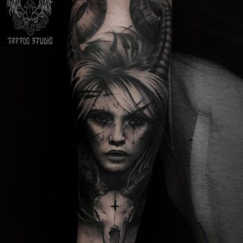 Татуировка мужская black&grey на предплечье девушка