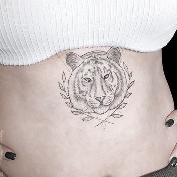 Татуировка женская графика на животе тигр