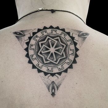 Татуировка женская графика на спине языческие