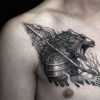 Татуировка мужская графика на груди медведь-воин