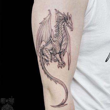 Татуировка мужская графика на предплечье крылатый дракон