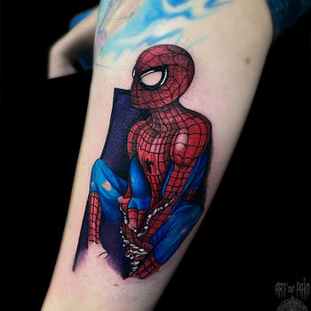 Татуировка мужская нео-трад на плече человек-паук