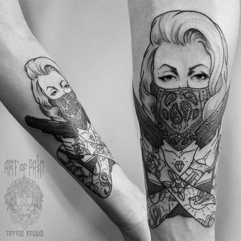 Татуировка мужская графика на предплечье Мэрилин Монро с пистолетами