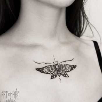 Татуировка женская графика на груди мотылек