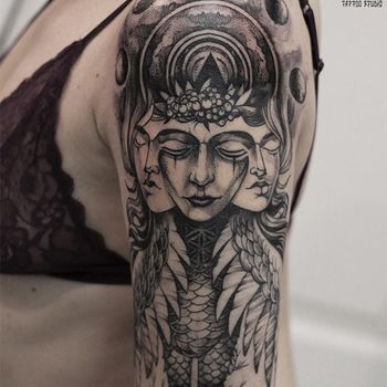 Татуировка женская графика на плече сирин