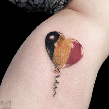 Татуировка женская графика на руке сердце флаг
