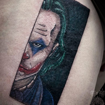 Татуировка мужская графика на бедре Джокер