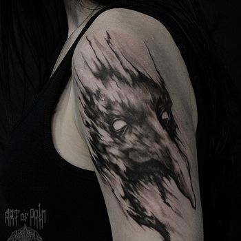 Татуировка женская хоррор на плече маска