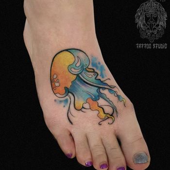 Татуировка женская акварель на стопе медуза