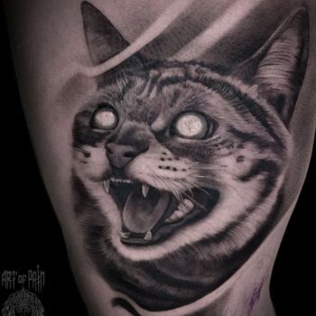 Татуировка мужская реализм на бедре кот