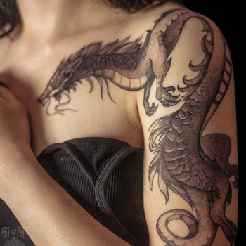 Татуировка женская графика на ключице и плече дракон