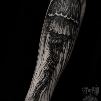 Татуировка мужская хоррор на предплечье медуза