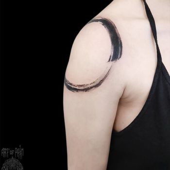 Татуировка женская графика на плече мазок кисти