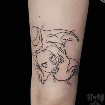 Татуировка женская графика на плече поцелуй