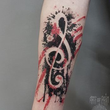 Татуировка мужская треш полька на предплечье скрипичный ключ