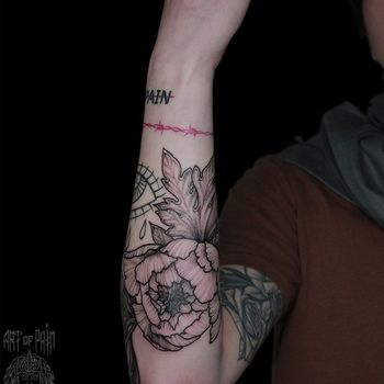 Татуировка женская графика на предплечье цветы и красная нить
