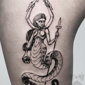 Татуировка женская дотворк на бедре Нага