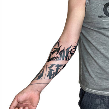 Татуировка мужская графика на предплечье узор