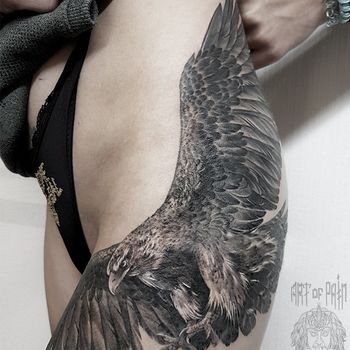 Татуировка женская реализм на бедре орёл