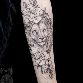 Татуировка женская графика на предплечье лев