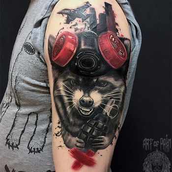 Татуировка мужская реализм на плече енот