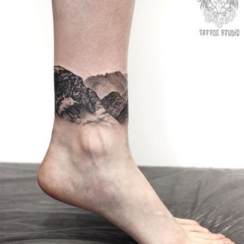 Татуировка женская графика на щиколотке пейзаж