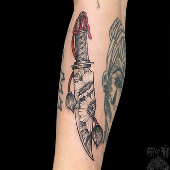 Татуировка женская графика на предплечье нож