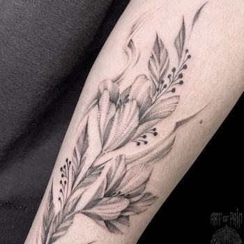 Татуировка женская графика и дотворк на предплечье цветы
