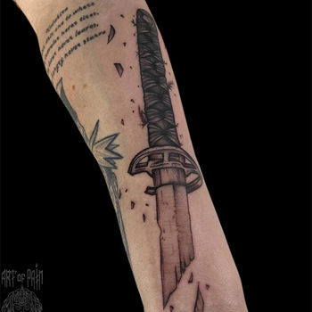 Татуировка мужская графика на предплечье самурайский меч