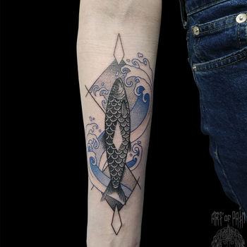 Татуировка женская графика на предплечье рыба и волны