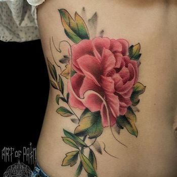 Татуировка женская нью скул на боку цветы