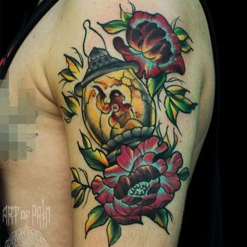 Татуировка мужская нью скул на плече цветы