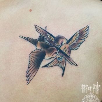 Татуировка женская нью скул на ключице птица