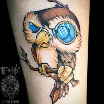 Татуировка женская нью скул на предплечье сова из мультфильма