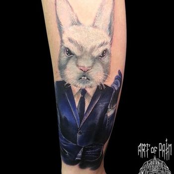 Татуировка мужская нью скул на предплечье кролик в костюме